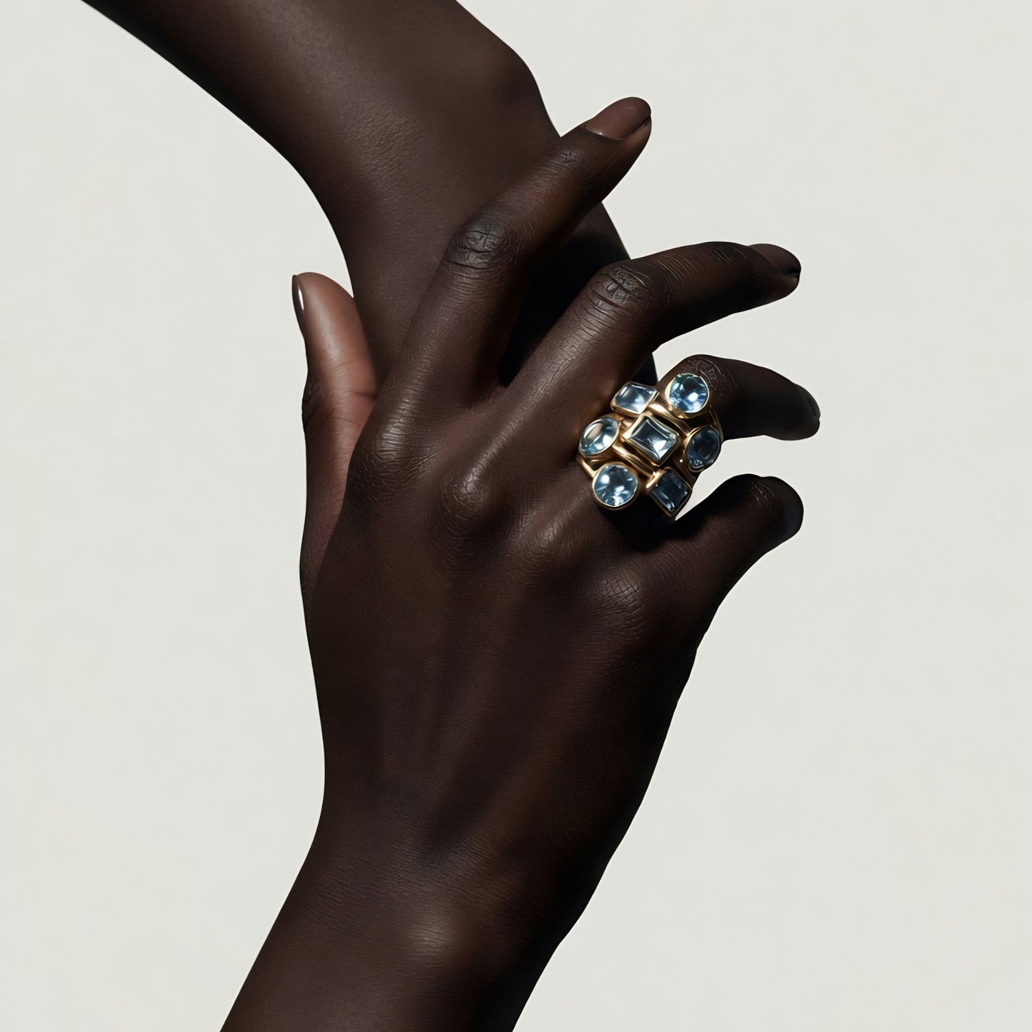 Bague dorée à l'or fin et pierres Topaze bleue - Louisa