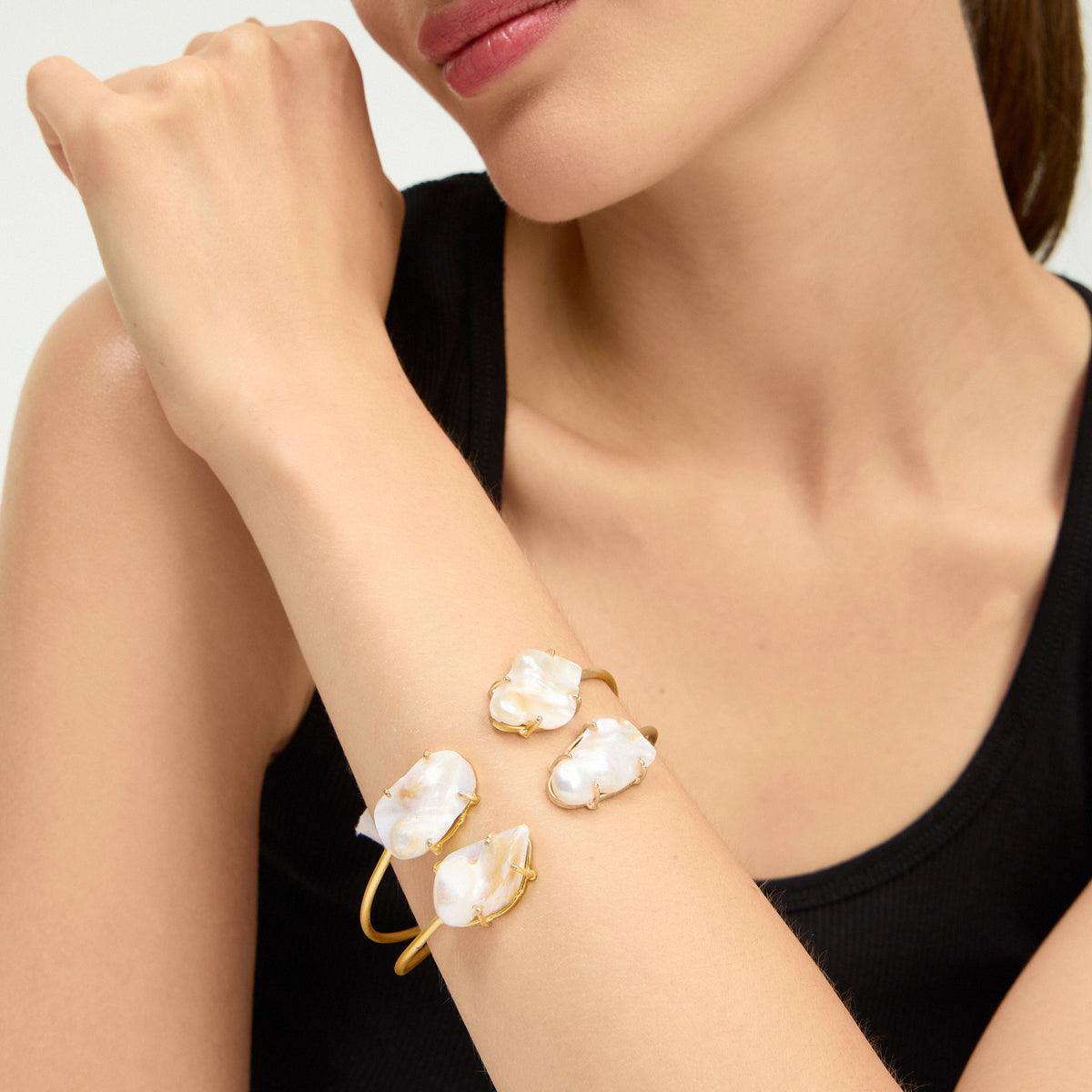 Manchette en perles baroques oversized - Amande