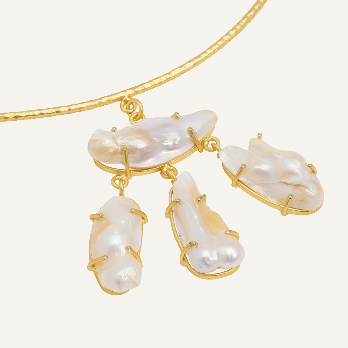 Collier plastron Temple en perles baroques, vue de face