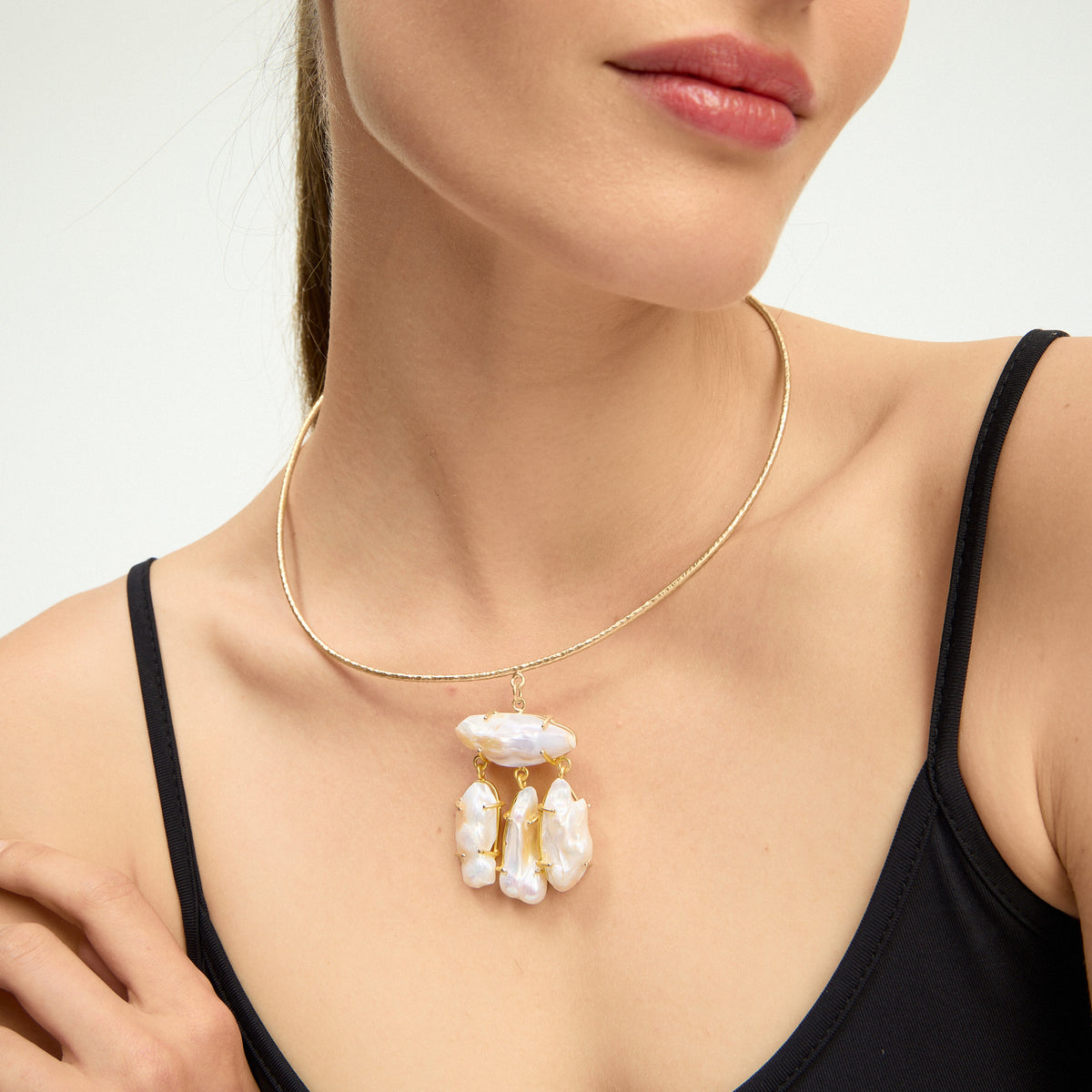 Collier plastron Temple porté